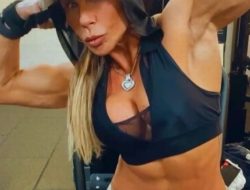 Waw, Wanita Berusia 53 Tahun Ini Memiliki Badan yang Berotot dan Semakin Terlihat Seksi