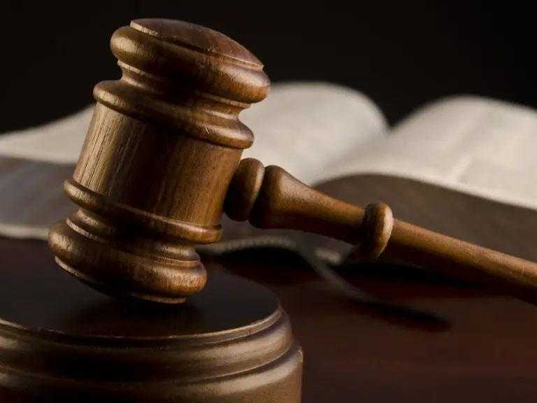 Seorang ayah yang tega meracuni putri kembarnya karna dianggap sebagai penyihir dihukum mati