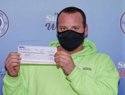 BERUNTUNG Pria ini Menang Lotre Rp 14 M Setelah Membeli Minuman Murah