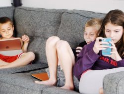 Bermain Gadget Terlalu Lama Banyak Memberikan Dampak Negatif