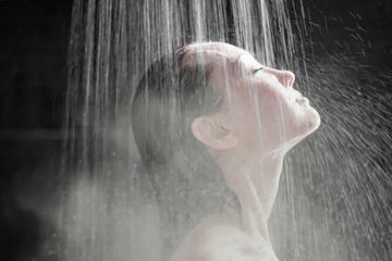 Kerugian malas mandi sore tidak hanya menyebabkan bau badan