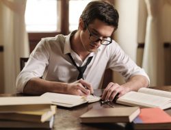 Penulis dan Pengarang Serupa, tetapi Tak Sama