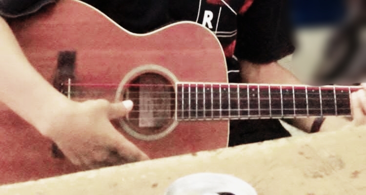 Belajar gitar secara otodidak. Bagaimana caranya?