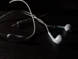 Penggunaan Earphone Terlalu Lama, Ini Dampak Negatifnya