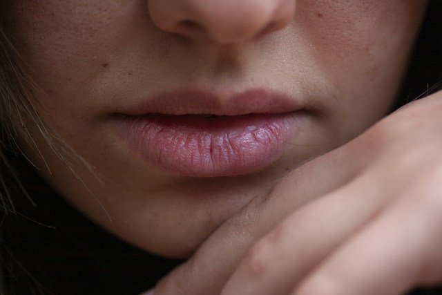 Mencerahkan bibir dengan bahan alami tanpa banyak morogoh kocek