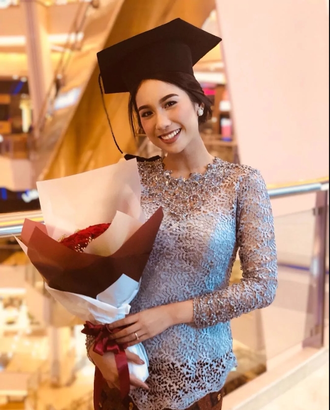 5. Kebaya Payet Permata Kebaya dengan motif tumbuhan ini terbuat dari bahan yang 3D sehingga tampak sangat indah. Namun penampilan menjadi lebih cantik lagi dengan tambahan payet batu-batu permata yang terpusat pada bagian leher dan ujung tangan. Gunakan riasan dan aksesoris yang minimalis sehingga penampilan menjadi lebih anggun.