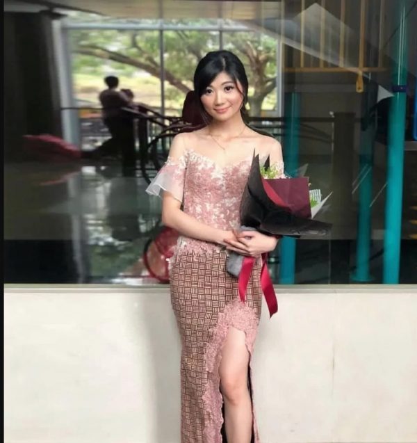 19. Model Lengan Mekar Kebaya dengan bagian lengan yang dibuat agak mekar ini bisa memberikan penampilan yang berbeda. Kamu juga bisa memadukan dengan rok belahan tinggi hingga ke paha agar terlihat anggun sekaligus modern. Gunakan aksesoris kalung agar bagian leher terlihat lebih cantik.